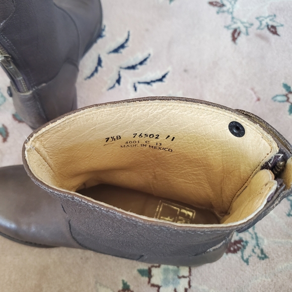 Frye Melissa Button Zip Short Boot - 7.5 - Picture 5 of 6